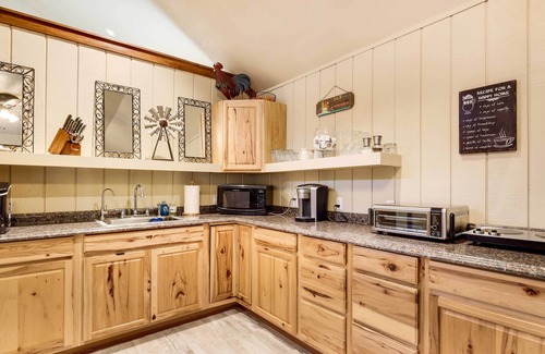 Lakehills Cabin | Lakehills Cabin with Fire Pit, Near Medina Lake!