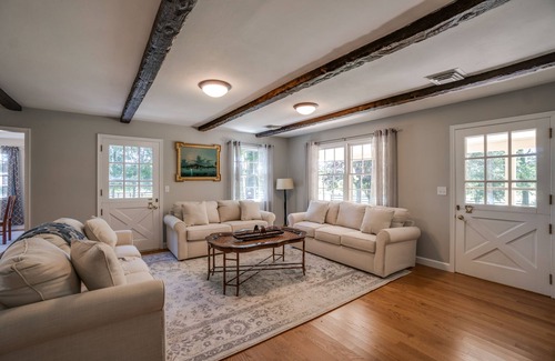 Scottsville House | Lakehouse & Bungalow with beach access
