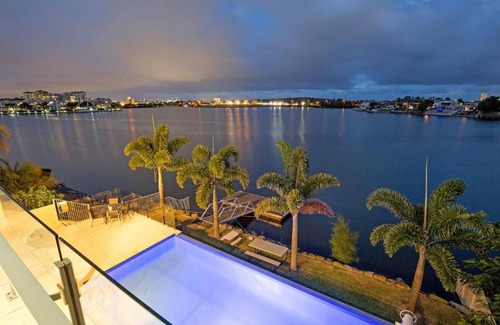 Varsity Lakes Apartment | Lakehouse Family Oasis by Getastay