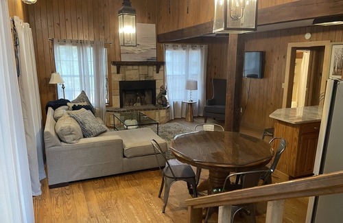 Oak Vale Cabin | Lakehouse get-a-way at Goss Reservoir.