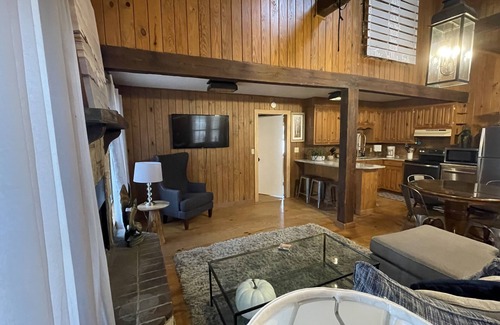 Oak Vale Cabin | Lakehouse get-a-way at Goss Reservoir.
