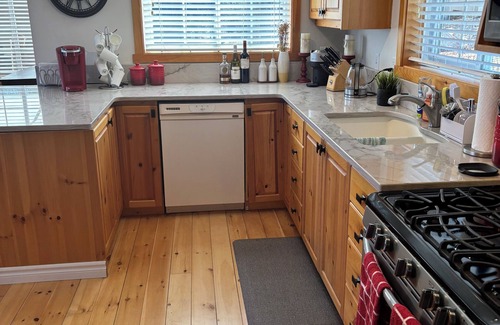 L'Amable Cottage | Lakehouse on beautiful Tait Lake in the wonderful town of Bancroft.