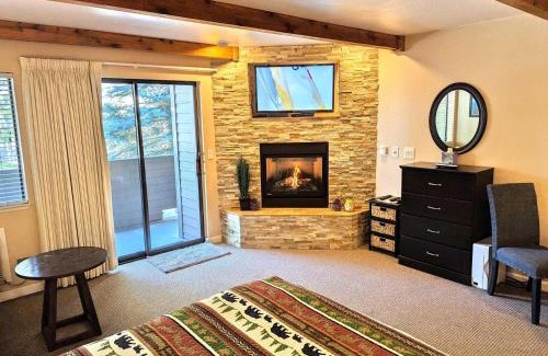 South Lake Tahoe Apartment | Lakeland Village #105