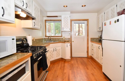 Glencoe House | LAKEMONT PINES INVITING CABIN - DOG FRIENDLY -