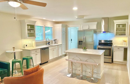 Cartersville House | Lakepoint Landing 2B-2B 3Tvs close to highway I-75 1 king size bed