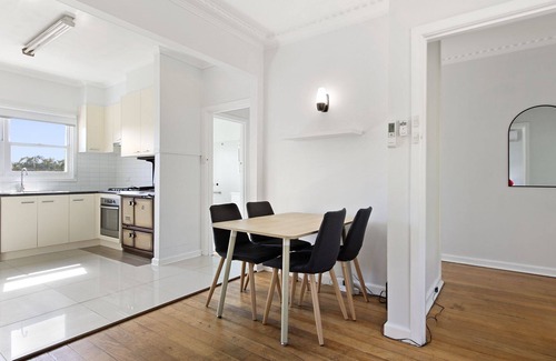 Lakes Entrance Cottage | Lakes Cozy Cottage - Cozy pet-friendly cottage ideal for families and groups