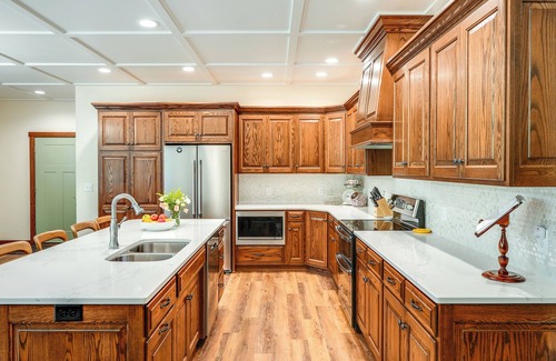 Sandyville Cabin | Lakes, Waterfall, Basketball Court: Family Getaway 5-7 bedrooms