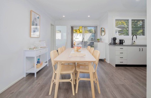 Kingfisher Shores Cottage | Lakeshore Cottage Boho Chic with Poolside Deck