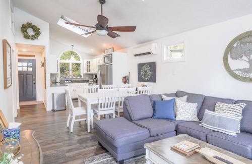 Fort Ann House | Lakeshore Cottage- Family and Pet Friendly