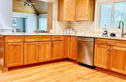 Livingston House | Lakeside, Dock, boat house Outdoor Seating, Fire Pit, WiFi, kayaks, paddleboard