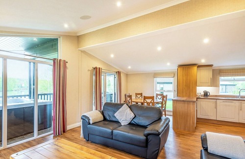 Woodhall Spa Ski Chalet | Lakeside 2 Pet Friendly