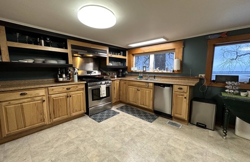 Alburg Cottage | Lakeside 3 Bedroom Cottage - Kayaks, swimming and Spectacular Sunsets