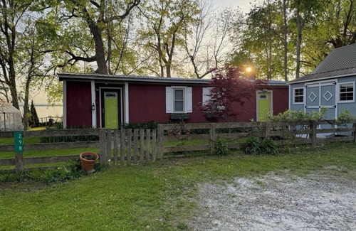 Alburg Cottage | Lakeside 3 Bedroom Cottage - Kayaks, swimming and Spectacular Sunsets