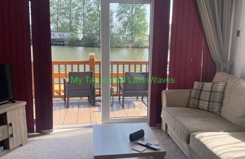 Tattershall Cabin | LAKESIDE 3-bedroom lodge with HOT TUB & FISHING PEG
