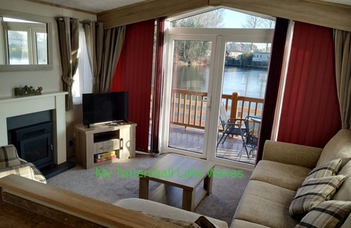 Tattershall Cabin | LAKESIDE 3-bedroom lodge with HOT TUB & FISHING PEG