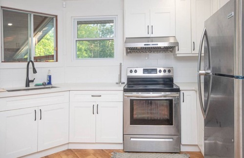 Bewdley House | Lakeside 4BR Cottage in Bailieboro w/BBQ Grill