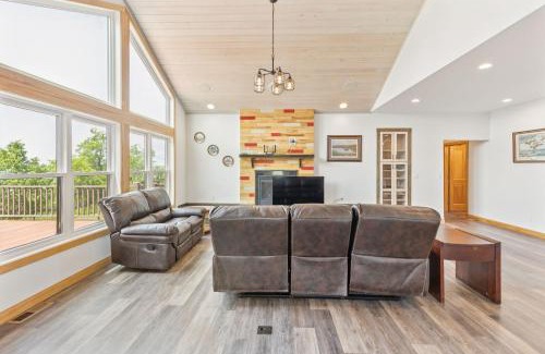 Crary Villa | Lakeside 4BR Retreat Private, Peaceful & Scenic villa
