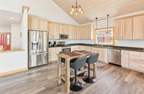 Crary Villa | Lakeside 4BR Retreat Private, Peaceful & Scenic villa