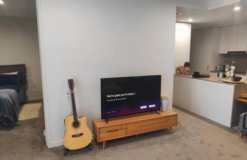 Kingston Apartment | Lakeside apartment, walking distance to foreshore