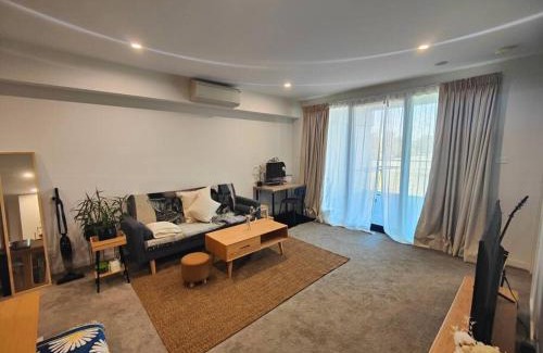 Kingston Apartment | Lakeside apartment, walking distance to foreshore