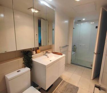 Kingston Apartment | Lakeside apartment, walking distance to foreshore