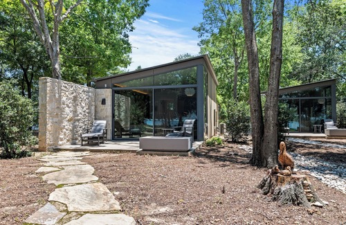 Malakoff Cottage | Lakeside Bliss: Modern Cottage w/Pickleball, Pool, Fishing, Relaxing & more!
