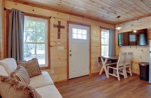 Trenton Cabin | Lakeside Cabin w/Kayaks: Near Cloudland Canyon!