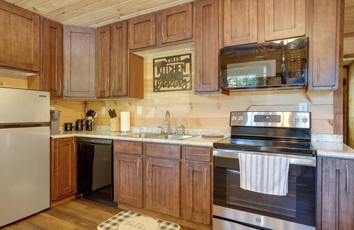 Trenton Cabin | Lakeside Cabin w/Kayaks: Near Cloudland Canyon!