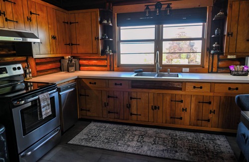 Conneaut Cabin | Lakeside Cabin with sunset view & fireplace