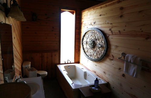 Quinlan House | Lakeside Cabin with Year-round Pool and Spa, 50 Miles from Dallas