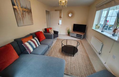 Eastleigh House | Lakeside-Dakota 3bed house 2bath parking M27 J5 Southampton Airport sleeps 6