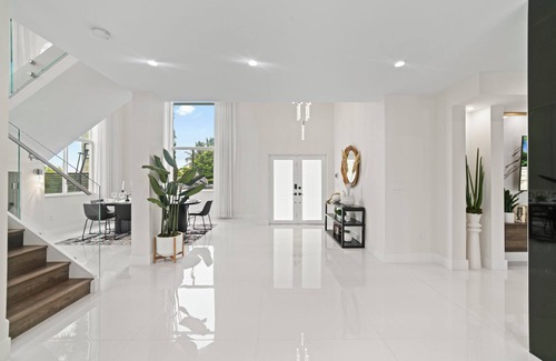 Ludlam House | Lakeside Fun: Pool, Jacuzzi, Games & More!