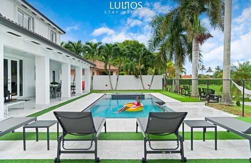Ludlam House | Lakeside Fun: Pool, Jacuzzi, Games & More!