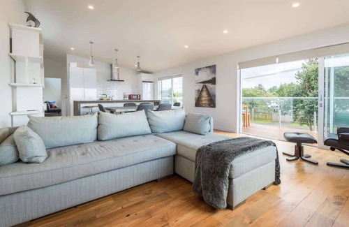 Ngongotaha House | Lakeside Gem | Stylish with Great Lake Views