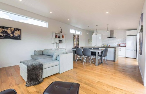 Ngongotaha House | Lakeside Gem | Stylish with Great Lake Views
