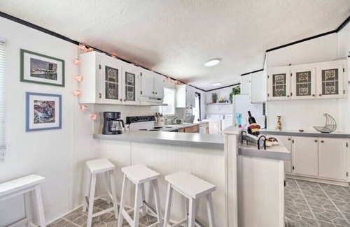 Midway House | Lakeside getaway!