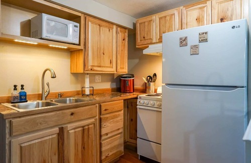 Rathdrum House | Lakeside Glamping Cabin - Rustic Twin Lakes Escape