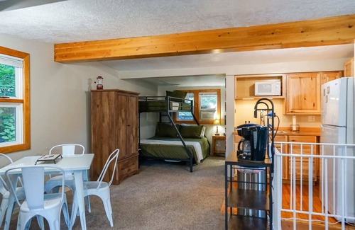 Rathdrum House | Lakeside Glamping Cabin - Rustic Twin Lakes Escape