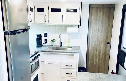 Columbia House | Lakeside Glamping Retreat ~ on Green River Lake