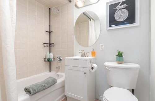 King West Village House | Lakeside Haven - Cozy Townhome in Liberty Village