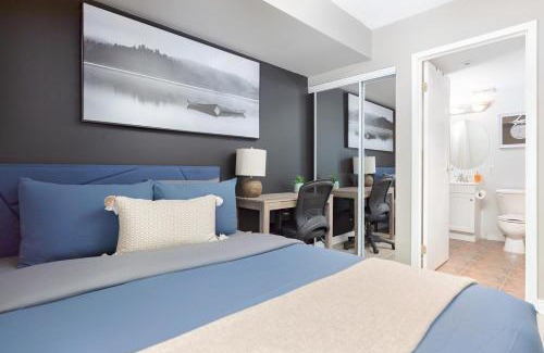 King West Village House | Lakeside Haven - Cozy Townhome in Liberty Village