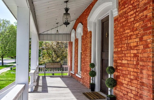 South Haven House | Lakeside Haven - Steps to Beach, Shops AND Dining!