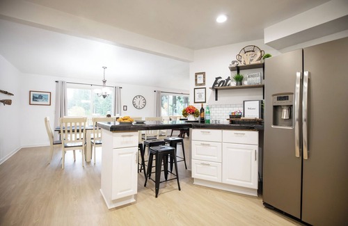 Burley House | Lakeside home on Horseshoe Lake: kayaks, paddle boards, fire pit, games, fishing