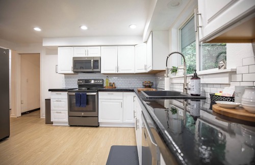 Burley House | Lakeside home on Horseshoe Lake: kayaks, paddle boards, fire pit, games, fishing