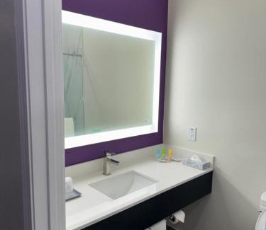 Lone Star Hotel | Lakeside Inn and Suites