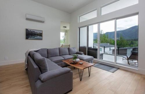 Youbou Apartment | Lakeside Living New 4 Bedroom Retreat
