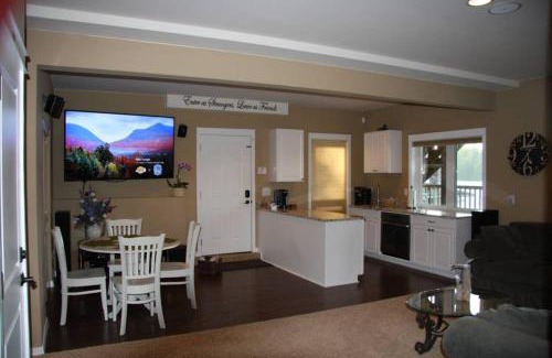 Eatonville House | Lakeside Living Suite! Mt Rainier, Nwtrek, Jblm