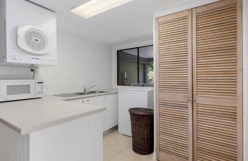 Laurieton House | Lakeside Lodge - Fabulous Waterfront Holiday