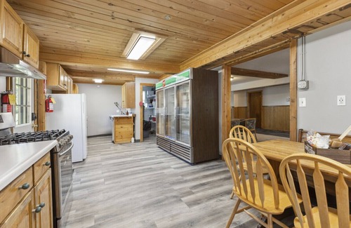 Emily Cabin | Lakeside Lodge, Sleeps 39! Sandy Beach, Volleyball Court, Game Room!