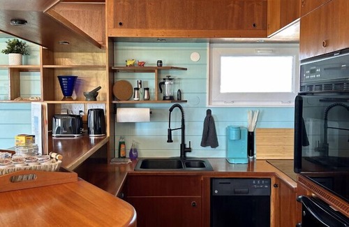 West Bay Cottage | Lakeside Luxury Cottage & Hot Tub